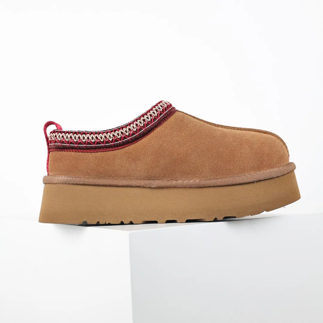Pick up locally 💰460 The core recommendation is good price E4 UGG Tats series thick model Muller style toe-cap 5CM half slippers Ethnic style autumn and winter snow boots High-quality sheepskin fleece insulation and heat lock Made of TPU molded suede upper material Built-in artificial curly wool plush lining and 10mm UGGPURE™ implanted wool lining and removable UGGPURE™ implanted wool insole Lightweight, non-slip and comfortable rubber outsole with brand logo and trademark. Comes with complete packaging. Size: 35 36 37 38 39 40. It is recommended to choose one size larger.